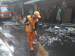 Api Padam, PPSU Bersihkan Sisa Kebakaran di Kios Kembang Api Pasar Asemka Api Padam, PPSU Bersihkan Sisa Kebakaran di Kios Kembang Api Pasar Asemka