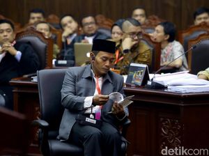 Tawa Pecah di MK saat Saksi 01 Bahas Iklan Obat Batuk