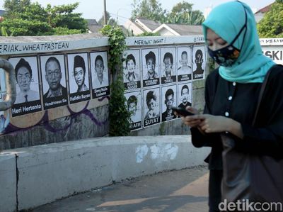 Deretan Foto Tragedi Mei 1998 Hiasi Dinding Jalan di Depok