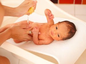 10 Cara Memandikan Bayi yang Baru Lahir, Cek di Sini 10 Cara Memandikan Bayi yang Baru Lahir, Cek di Sini