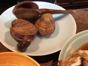 Akan Dimasak Kerang Hidup Ini Loncat dan Berusaha Keluar dari Cangkang Akan Dimasak Kerang Hidup Ini Loncat dan Berusaha Keluar dari Cangkang