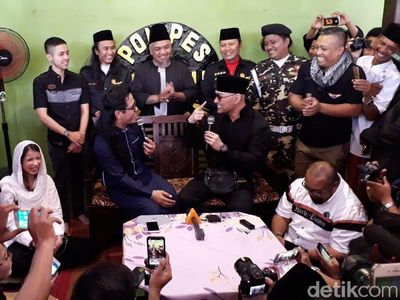 Deddy Corbuzier Dipasangkan Peci, Sabrina Chairunnisa Tertawa