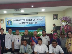 Tinjau Posko PPDB di SMA 70, Wali Kota Jaksel Pastikan Proses Lancar