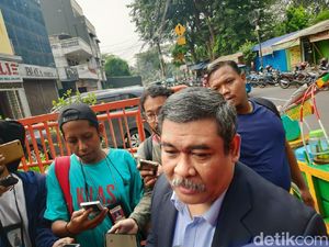 Pengacara Soenarko Klarifikasi Minta Kivlan Hati-hati Bicara Pengacara Soenarko Klarifikasi Minta Kivlan Hati-hati Bicara