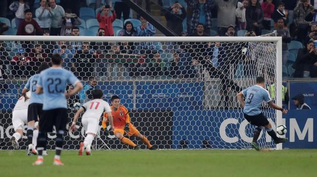 Luis Suarez mencetak gol untuk Uruguay di babak pertama.