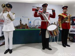 Sambut HUT DKI, Militer Inggris Hibur Penumpang MRT
