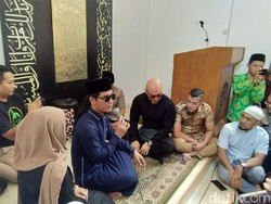 Sah Masuk Islam! Deddy Corbuzier Menangis