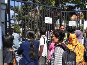 PPDB Tambahan Tanpa Zonasi Buat Warga Terus Datangi Dispendik Surabaya PPDB Tambahan Tanpa Zonasi Buat Warga Terus Datangi Dispendik Surabaya