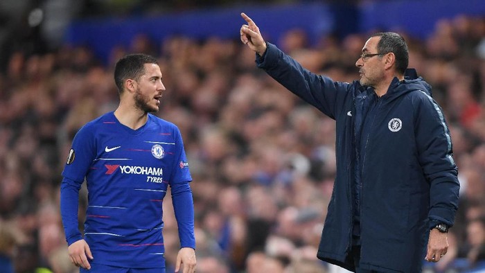 LONDON, ENGLAND - APRIL 18: Maurizio Sarri, Manager of Chelsea speaks with Eden Hazard of Chelsea  during the UEFA Europa League Quarter Final Second Leg match between Chelsea and Slavia Praha at Stamford Bridge on April 18, 2019 in London, England. (Photo by Mike Hewitt/Getty Images)
