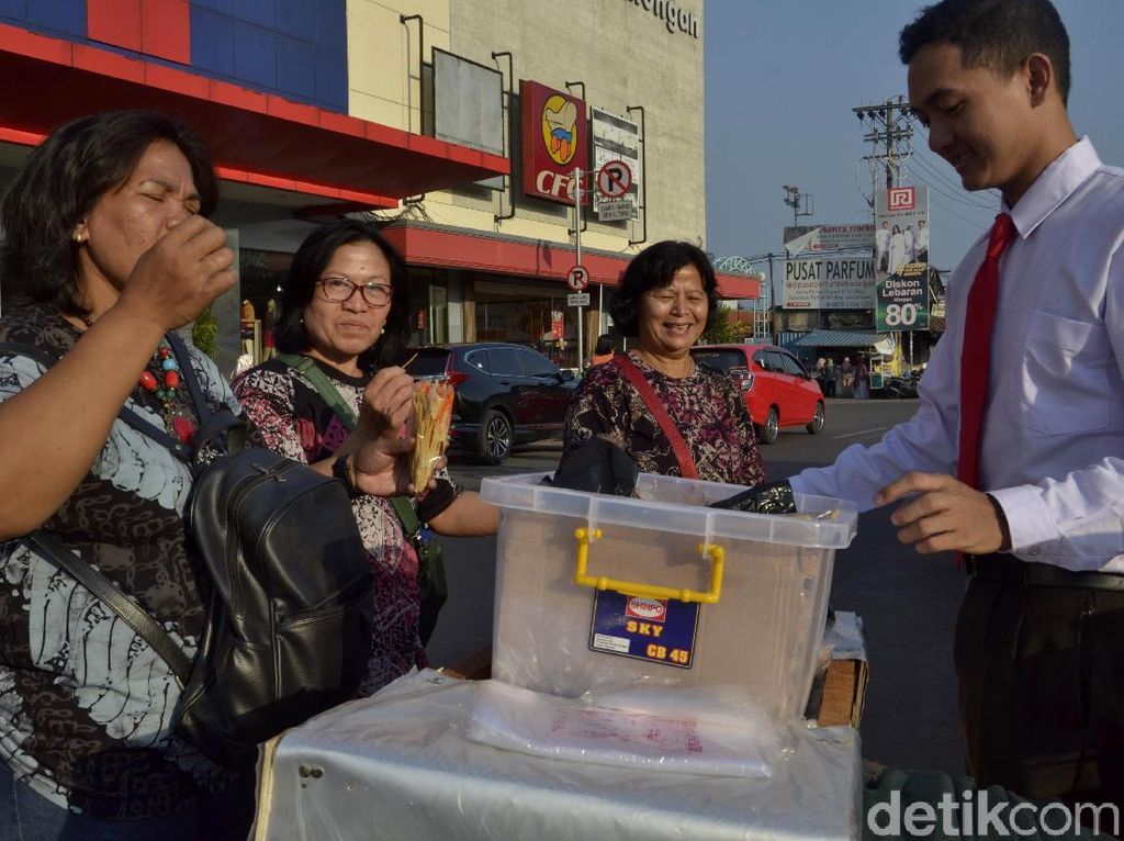 Sutrisno, Penjual Mie Lidi di Kota Pekalongan Ini Selalu Necis Sutrisno, Penjual Mie Lidi di Kota Pekalongan Ini Selalu Necis