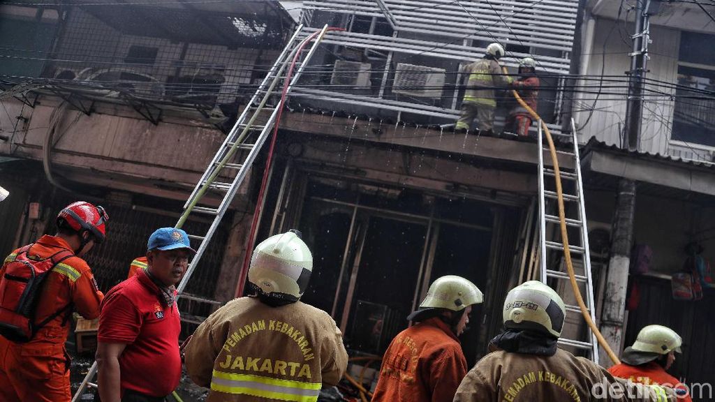 Kios Kembang Api yang Terbakar di Pasar Asemka Berhasil Dipadamkan