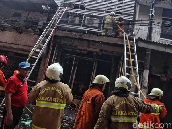 Kios Kembang Api yang Terbakar di Pasar Asemka Berhasil Dipadamkan