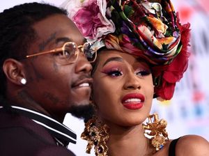 Kesal Suaminya Tak Becus Makan Chicken Wings, Cardi B Curhat di Instagram Kesal Suaminya Tak Becus Makan Chicken Wings, Cardi B Curhat di Instagram