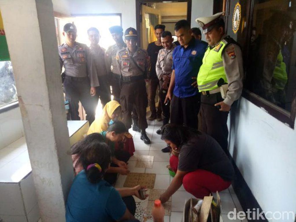 Main Judi King, 9 Emak-emak di Dompu NTB Ditangkap Polisi Main Judi King, 9 Emak-emak di Dompu NTB Ditangkap Polisi