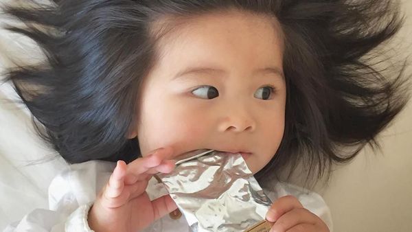 Gemasnya! Gaya Makan Baby Chanco, Bayi yang Viral karena Rambut Super Tebal
