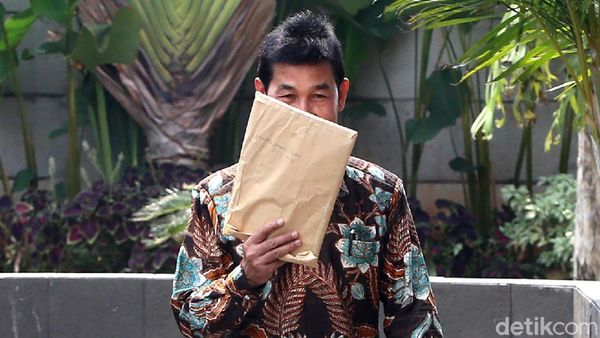 Diperiksa KPK, Bupati Solok Selatan Kok Malu-malu?