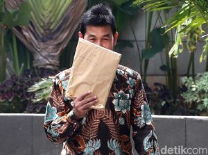 Diperiksa KPK, Bupati Solok Selatan Kok Malu-malu?