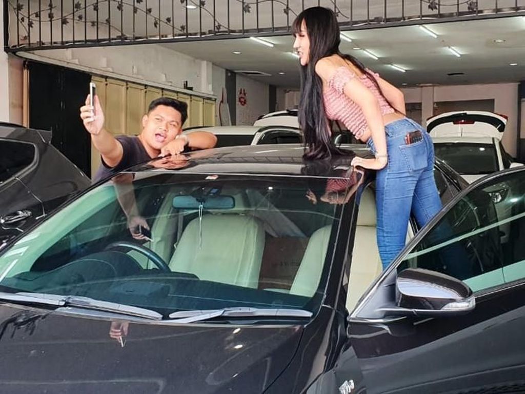 Lucinta Luna Naksir Mobilnya Hotman Paris Lucinta Luna Naksir Mobilnya Hotman Paris