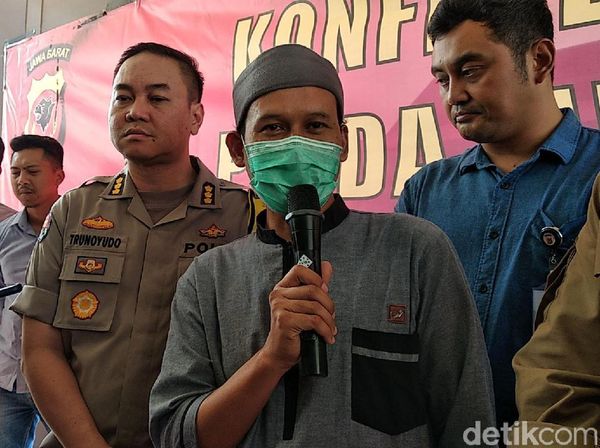 Pakai Masker, Rahmat Baequni Jadi Tersangka Penyebaran Hoax