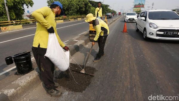 Jalan Bopeng di Flyover Kampung Melayu Ditambal