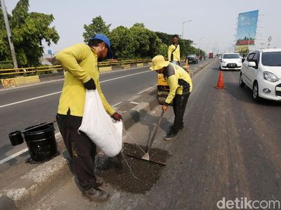 Jalan Bopeng di Flyover Kampung Melayu Ditambal