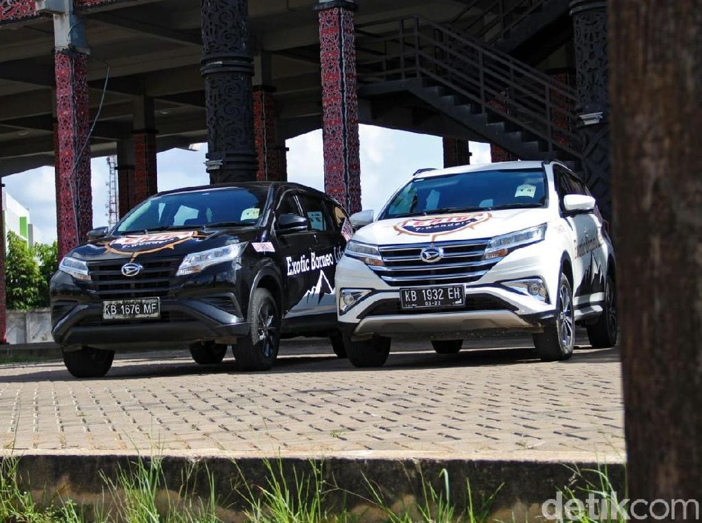 Uji Mobil SUV di Perbatasan Kalimantan