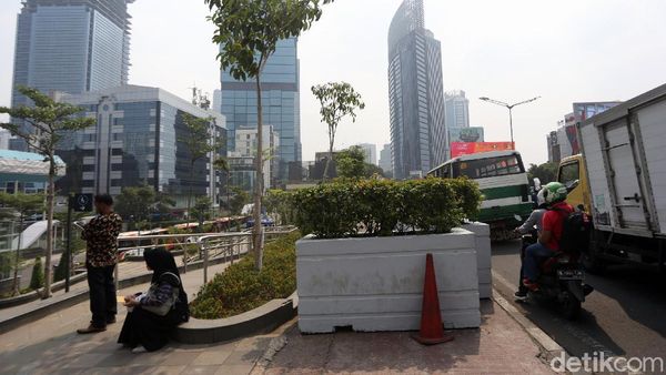 Duh, Trotoar di Kawasan MRT Dukuh Atas Tertutup Pot Bunga