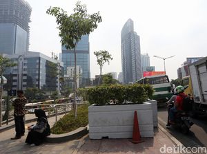 Duh, Trotoar di Kawasan MRT Dukuh Atas Tertutup Pot Bunga