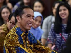 Begini Reaksi Jokowi Disodori Kue Ulang Tahun dan Diminta Tiup Lilin