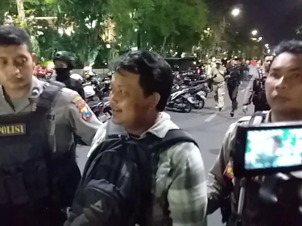 1 Orang Diamankan Polisi Saat Aksi Protes Sistem Zonasi di Surabaya 1 Orang Diamankan Polisi Saat Aksi Protes Sistem Zonasi di Surabaya
