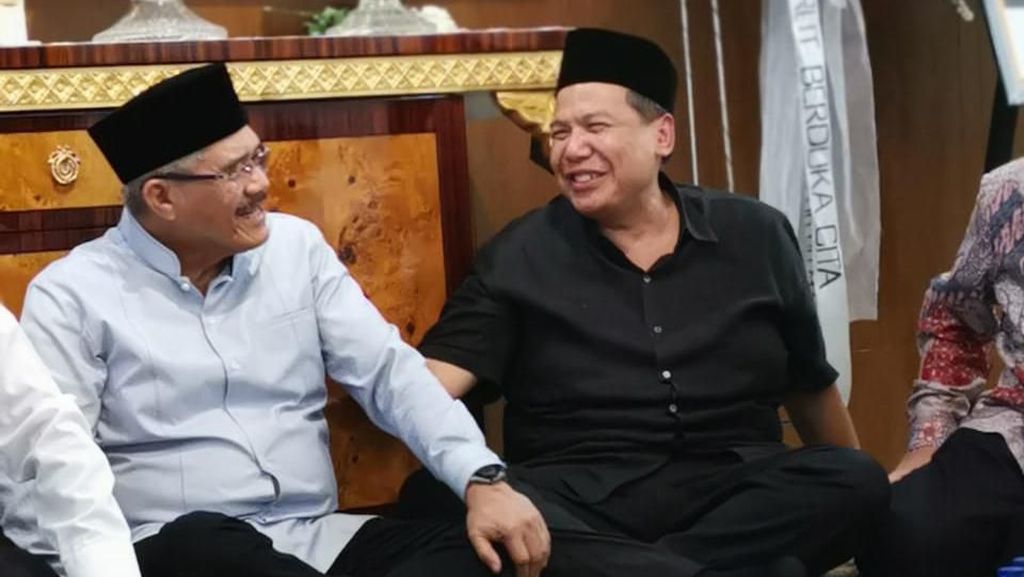 Momen CT dan OSO Melayat ke Kediaman Ketua MA Hatta Ali