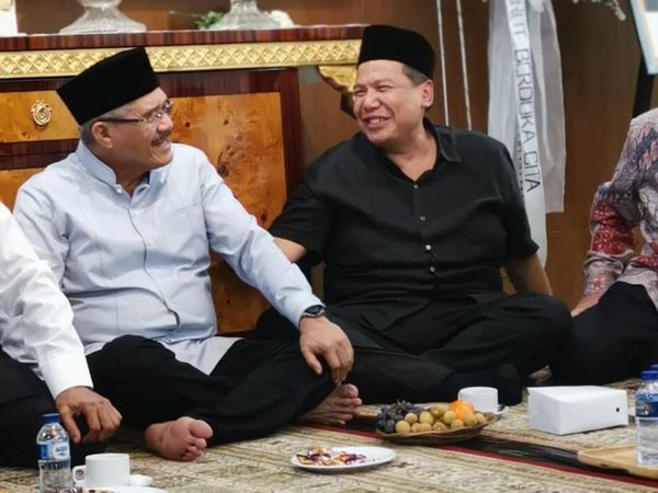 Momen CT dan OSO Melayat ke Kediaman Ketua MA Hatta Ali