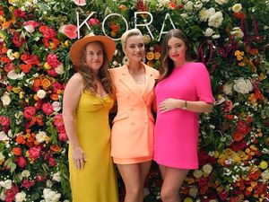 Momen Akrab saat Mantan Istri dan Tunangan Orlando Bloom Foto Bersama