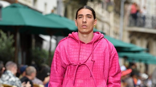 Pinky Boy! Gaya Hector Bellerin di Catwalk Paris Fashion Week - Semua  Halaman 