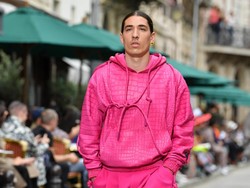 Serba Pink! Hector Bellerin Melenggang di Catwalk Paris Fashion Week