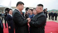 Momen Keakraban Kim Jong Un Sambut Kedatangan Xi Jinping di Korut