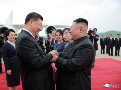 Momen Keakraban Kim Jong Un Sambut Kedatangan Xi Jinping di Korut