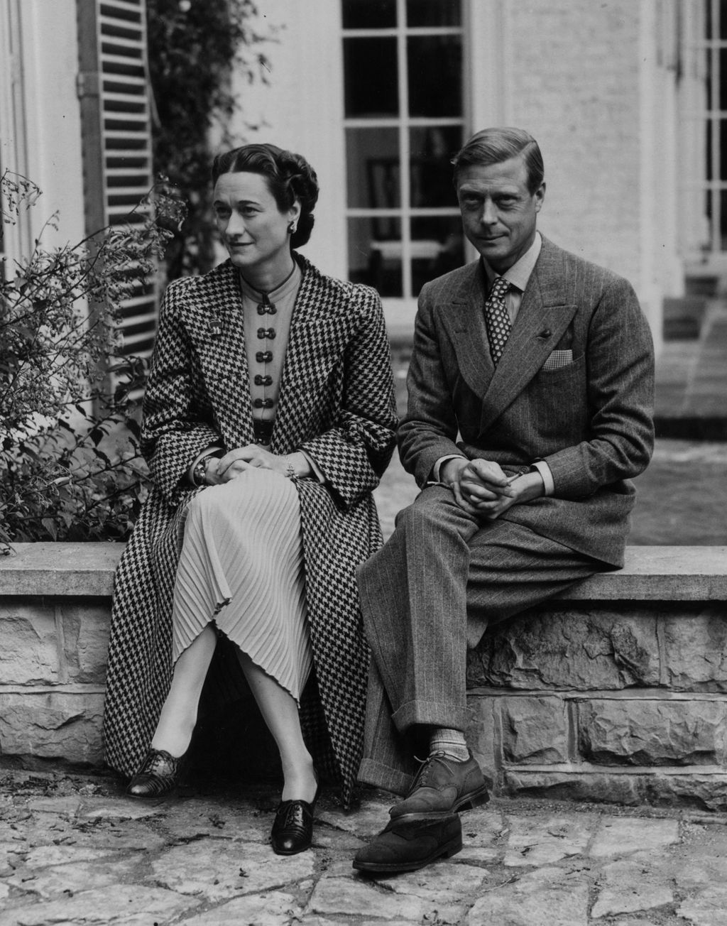 13th September 1939:  Duke (1894 - 1972) and Duchess (1896 - 1986) of Windsor at their temporary home near Ashdown Forest, Sussex after their return from France at the start of WW II. The first time they have been in England since the Duke's abdication.  (Photo by Central Press/Getty Images)