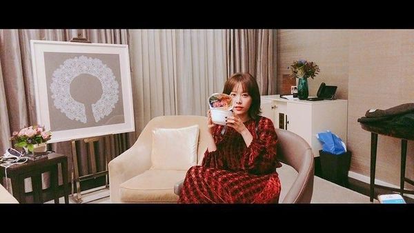 Bermain dalam One Spring Night, Han Ji Min Doyan Makan Sosis Hingga Mie Instan