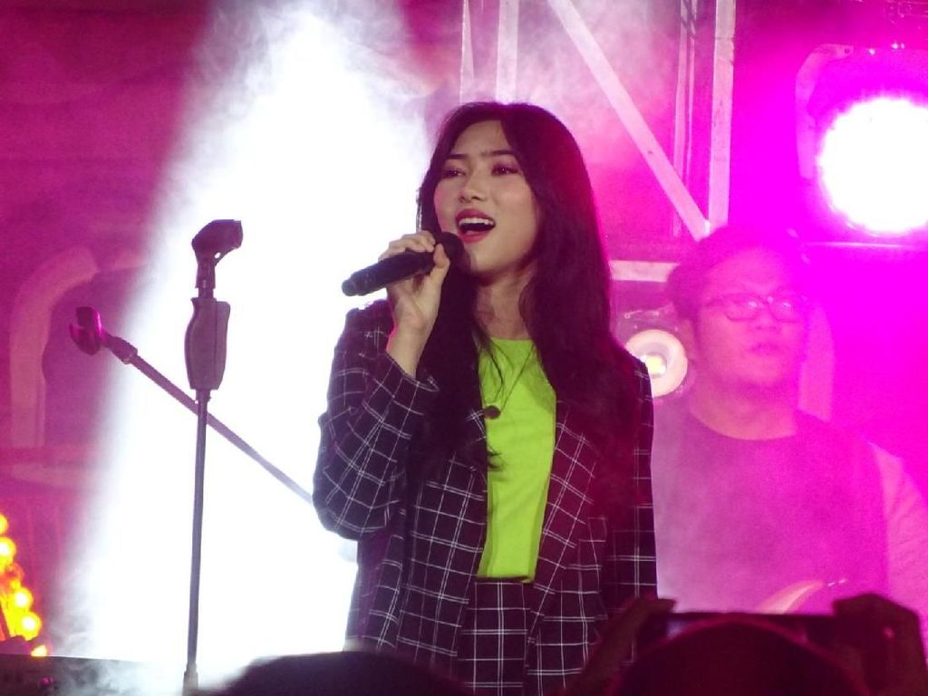 Masih di Rumah Aja, Isyana Syarasvati Jadi Bisa Ngulik Referensi Musik Masih di Rumah Aja, Isyana Syarasvati Jadi Bisa Ngulik Referensi Musik