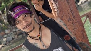 Melihat Aksi Bassist Boomerang yang Gunakan Ganja untuk Obat