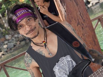 Melihat Aksi Bassist Boomerang yang Gunakan Ganja untuk Obat