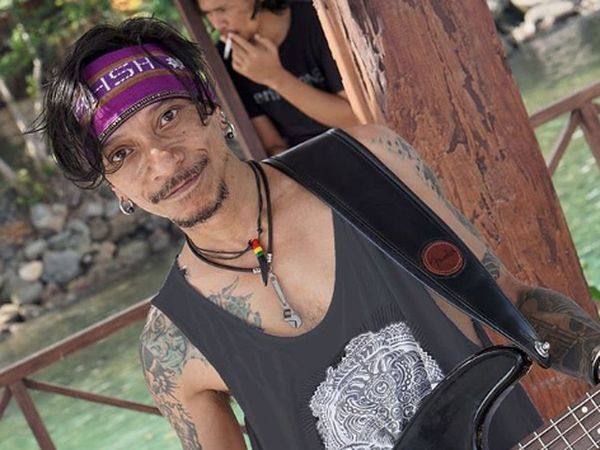 Melihat Aksi Bassist Boomerang yang Gunakan Ganja untuk Obat