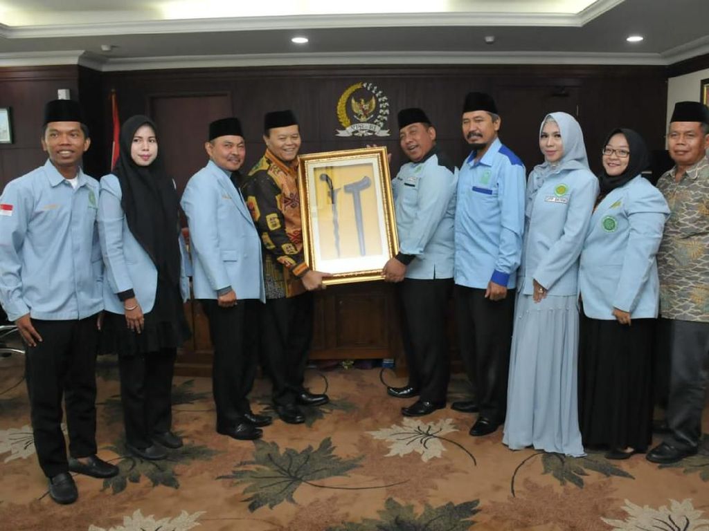 HNW Ajak Umat Islam Jadikan Masjid Tempat Pemersatu Bangsa HNW Ajak Umat Islam Jadikan Masjid Tempat Pemersatu Bangsa