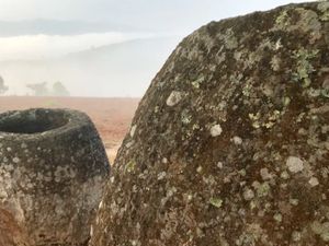 Ilmuwan Australia Mengungkap Misteri Ratusan Kendi Batu Raksasa di Laos