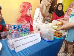 Unik! Jajan di Bazar Ini Cukup Bayar Pakai Doa Saja