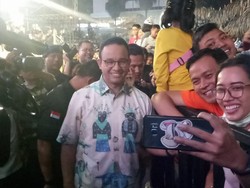 Anies Jadi Sasaran Selfie Warga di Panggung Hiburan HUT Ke-492 DKI