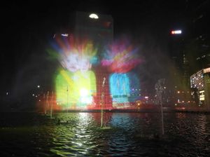 Warga Antusias Lihat Pertunjukan Air Mancur HUT DKI di Bundaran HI Warga Antusias Lihat Pertunjukan Air Mancur HUT DKI di Bundaran HI