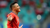 Di babak kedua, Chile kembali unggul. Alexis Sanchez yang mencetak gol untuk Chile dan mengubah skor menjadi 2-1. (Foto: Rodolfo Buhrer/Reuters)