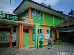 Polisi Bawa Sampel Makanan dan Air Diduga Penyebab Warga Ponorogo Keracunan Polisi Bawa Sampel Makanan dan Air Diduga Penyebab Warga Ponorogo Keracunan